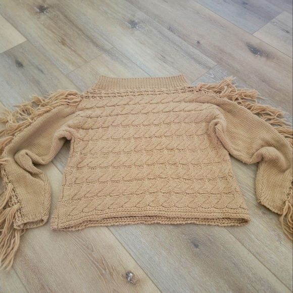 Crop top sweater with tassel sleeves - Picture 2 of 3